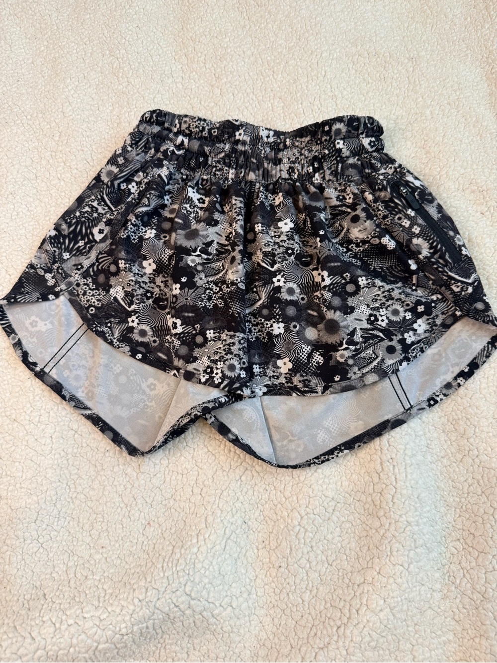 Lululemon Tracker Short IV Freckle Flower Black White Size 4